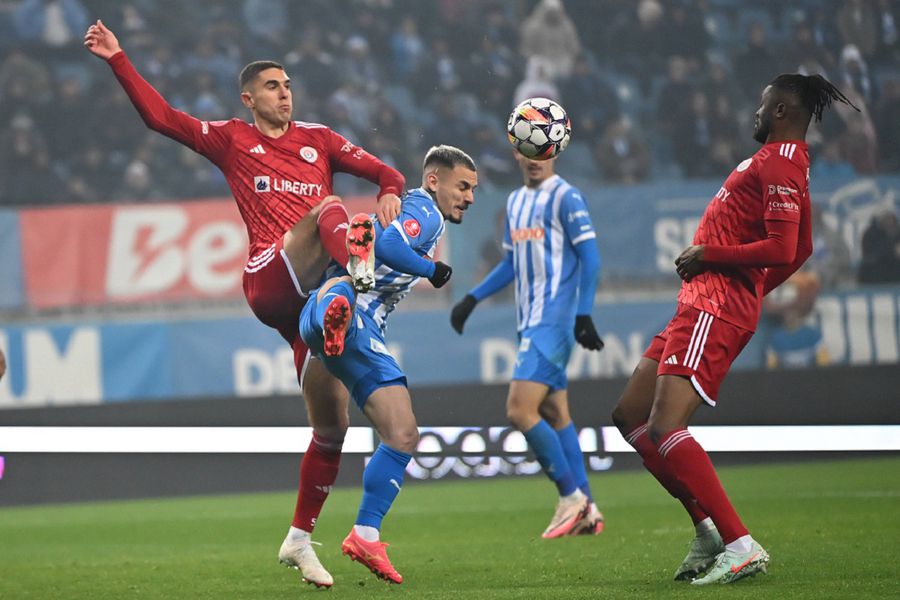 Nikola Stevanovic, in a duel with Alexandru Mitriță, in the match Craiova - Otelul Galați. Photo: Imago Craiova University forces the transfer »in two race for the central defender who will replace Maldonado