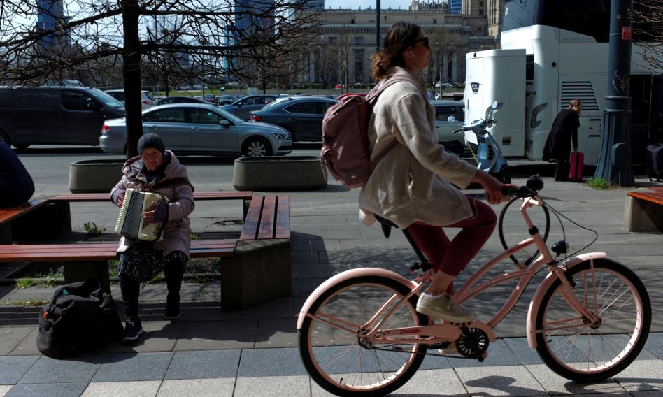 More companies plan to hire new employees than to dismiss the current ones