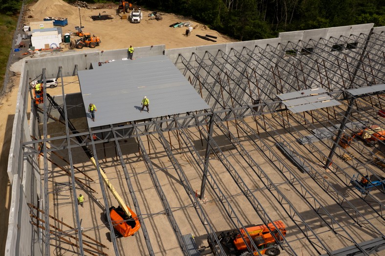 Construction teams on a large construction site working using steel and concrete at Chelmsford, Massachusetts in the USA, June 23, 2025. US President Donald Trump recently raised duties on steel to 50 percent, which entered into force on June 4, 2025.