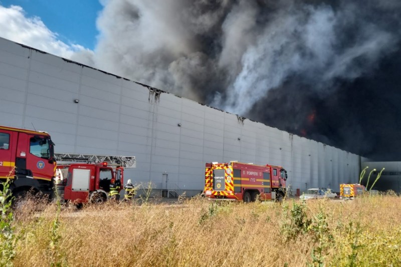 Video Video Fire strong at a warehouse on A1. A RO-Alert message was issued for multiple localities