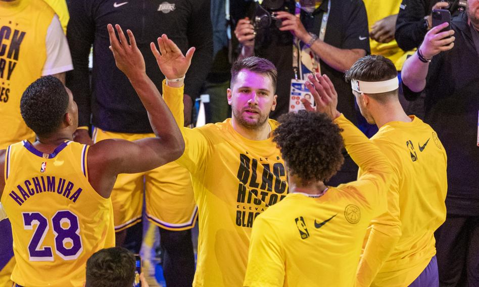 La Lakers will change the owner. The Buss family sells a majority package