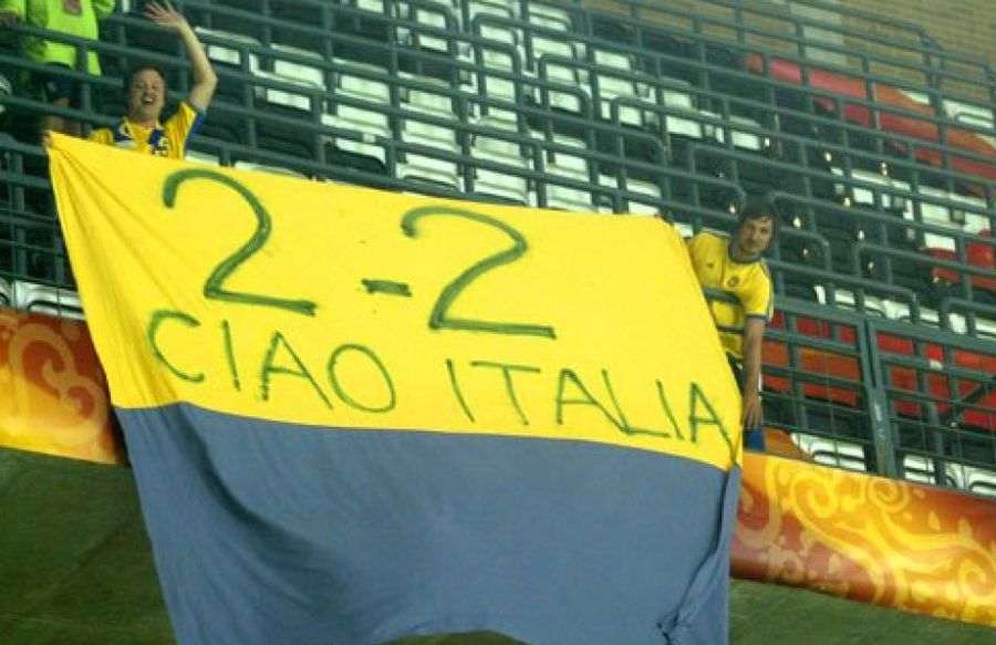 The flag in the colors of Sweden displayed by fans at the match with Denmark from Euro 2004 (2-2), the result equivalent to Coat alert at Cristi Chivu's next game? »How can they qualify together in