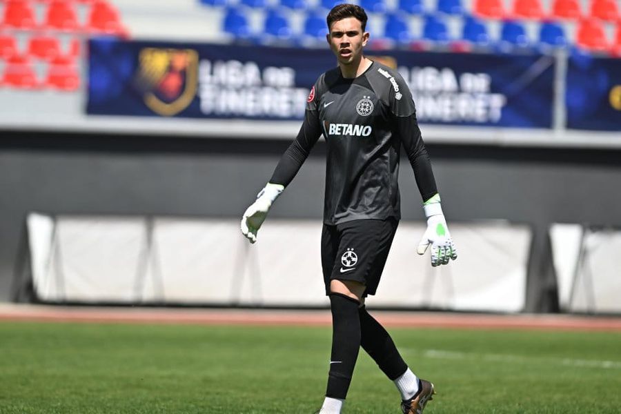 The player starts from FCSB and chose: he signs with another team from Romania