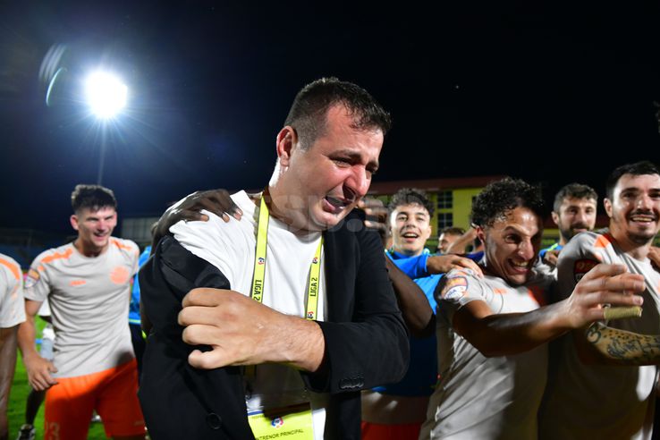 Ianis Zicu began to cry after Metaloglobus promoted in Superliga. Photo: Cristi Preda