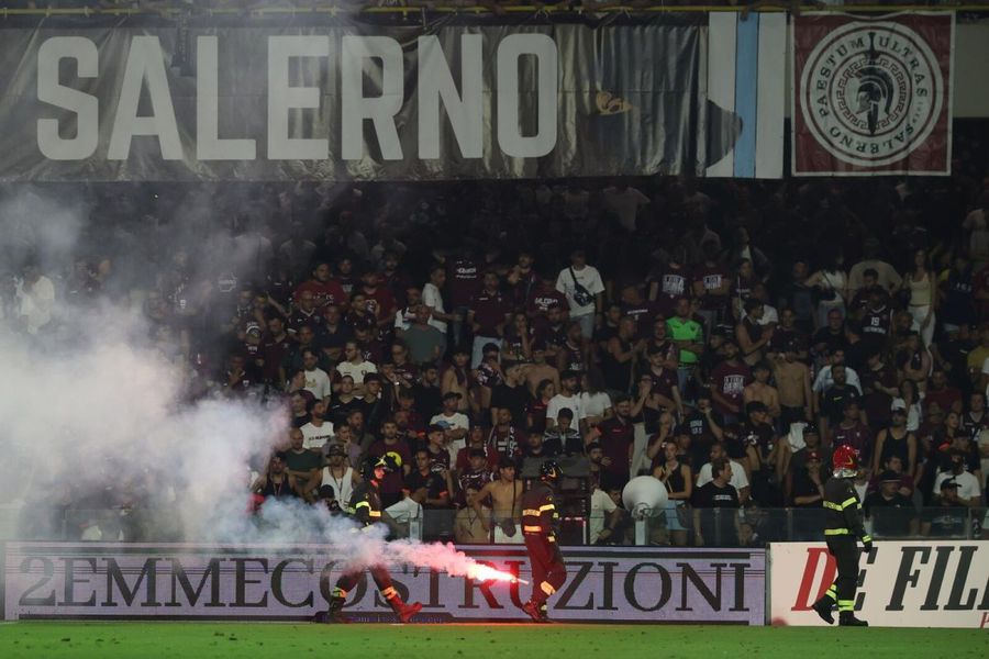 Abandoned dam at Salerno! The fans threw chairs, fumigans and firecrackers
