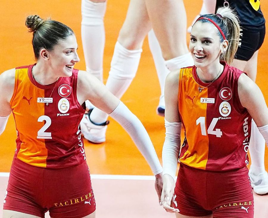 Alexia Căruțașu (right), in action in the T -shirt of Galatasaray (Instagram) The Romanian established in Istanbul, at the time of sincerity: sarmale, papanași, Antalya, Arc de Triomphe and