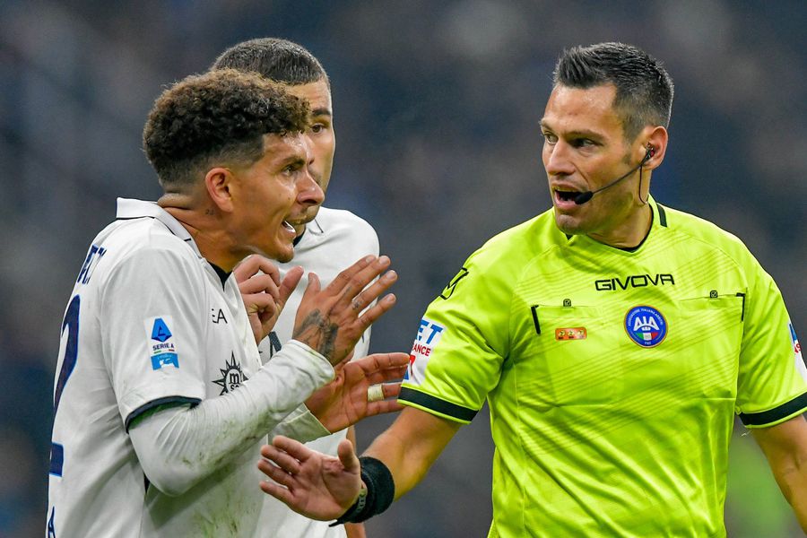 Di Lorenzo tries to convince Maurizio Mariani that he was not a foul. Photo: Imago Who is Maurizio Mariani, the referee of the match Austria - Romania »from plungers on the deck of the ship to lime as a code line