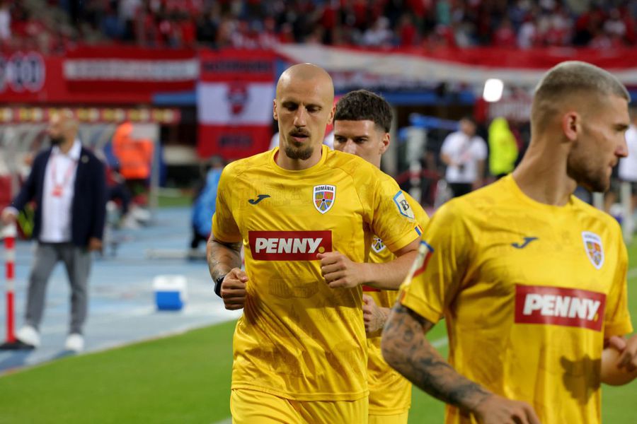 Vlad Chiricheș, on heating, before Austria - Romania // Photo: Ionuț Iordache (GSP) The national player, taken in the collimator before Romania - Cyprus: