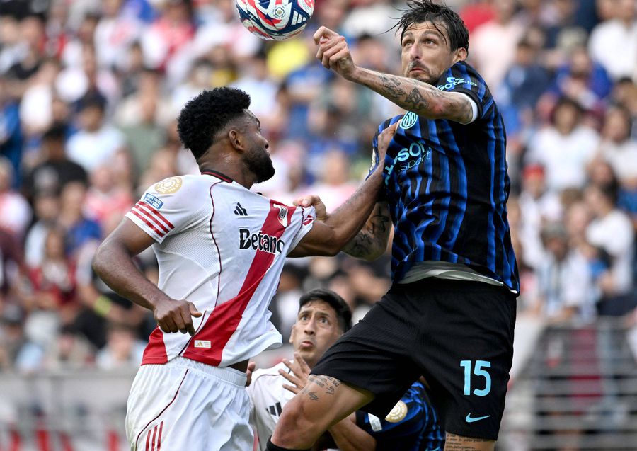 Ianis Hagi goes to Cristi Chivu's hand: 