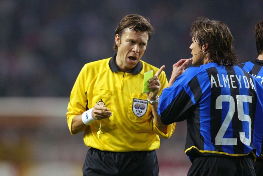 Matias Almeyda (Inter) receives a yellow card from Urs Meier at the match with Ajax in the Champions League / Photo: Imago The former opponent of Chivu and Mutu makes disturbing confessions: