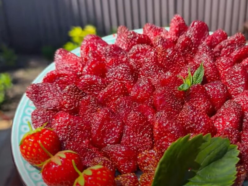 Do this with strawberries in June - and in winter you will have incredibly tasty and fragrant centers. Recipe