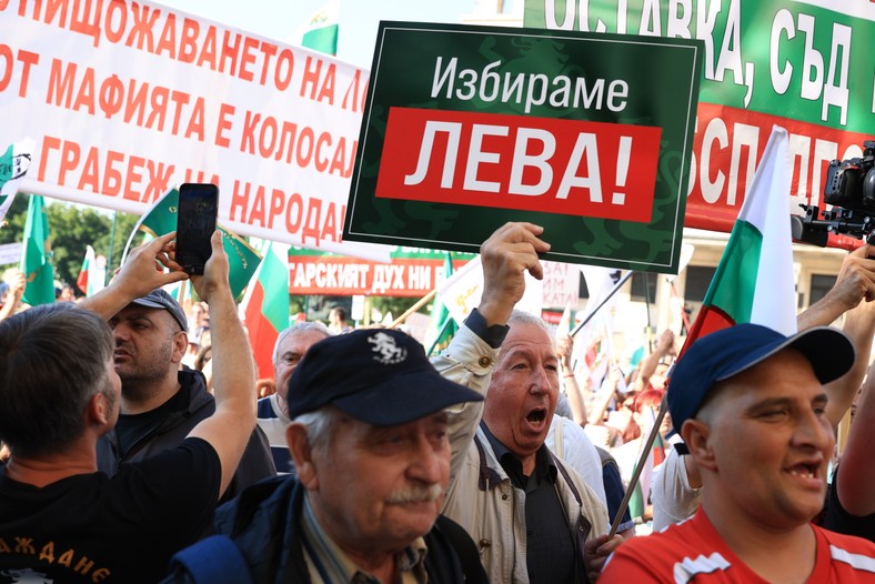 Participant of the protest against the admission of the euro with a poster with the inscription 