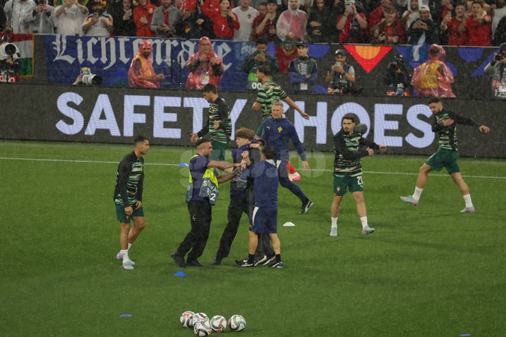 The ordinary people had serious fork with the fans who wanted a picture with Cristiano Ronaldo. Photo: Ionuț Iordache (gsp.ro)