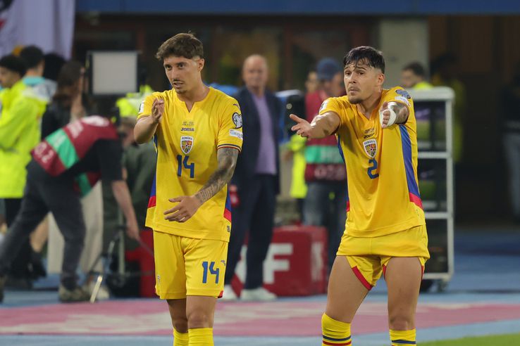 Dispute between Andrei Raţiu and David Miculescu at the end of the match Austria - Romania 2-1 Photo: Ionuţ Iordache (GSP)