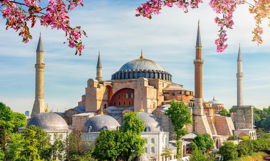 The earthquake can destroy Hagia Sophia. Engineers fight against time