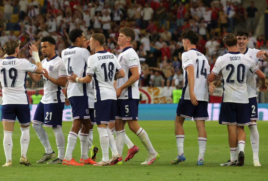 The great Ashley Cole spoke to the reporters about the elevating star of England: 