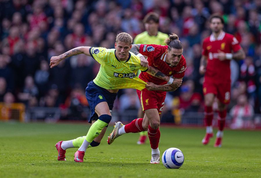 Albert Gronbaek, in a duel with Kostas Tsimikas, in a Liverpool - Southampton / Photo: Imago match Dan Șucu gives the first blow to Genoa! »Transfer from France an international that has played to the Premier League