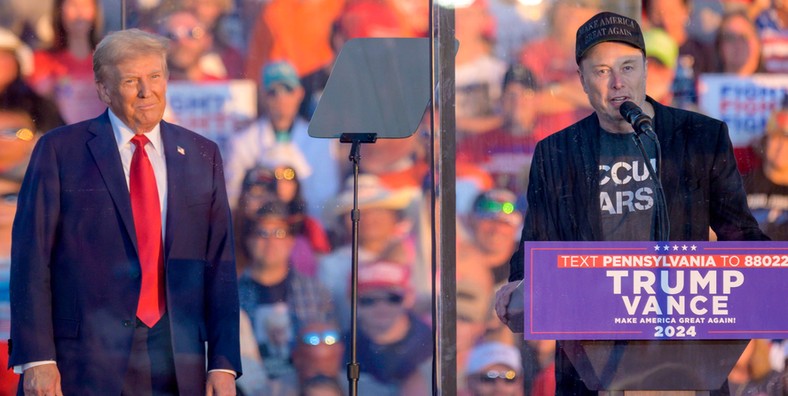 Donald Trump and Elon Musk (in a T -shirt "Occupy Mars") at the election rally at the Bulter Farm Show in Pennsylvania, October 5, 2024.