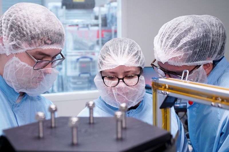 A British startup has received funding for a completely unusual idea. What does she want to do forburge in the terrestrial orbit
