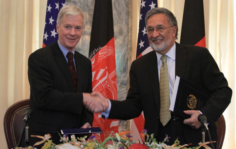 US Ambassador in Kabul Ryan Crocker (L) and Minister of Foreign Affairs of Afghanistan Zalmai Rassooul during the ceremony in Kabul in Afghanistan, 4 July 2012.