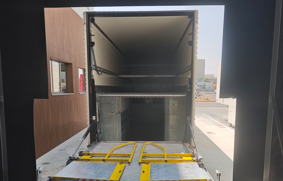 Interior "two -story" semi -trailers. As you can see, goods can be transported on two levels