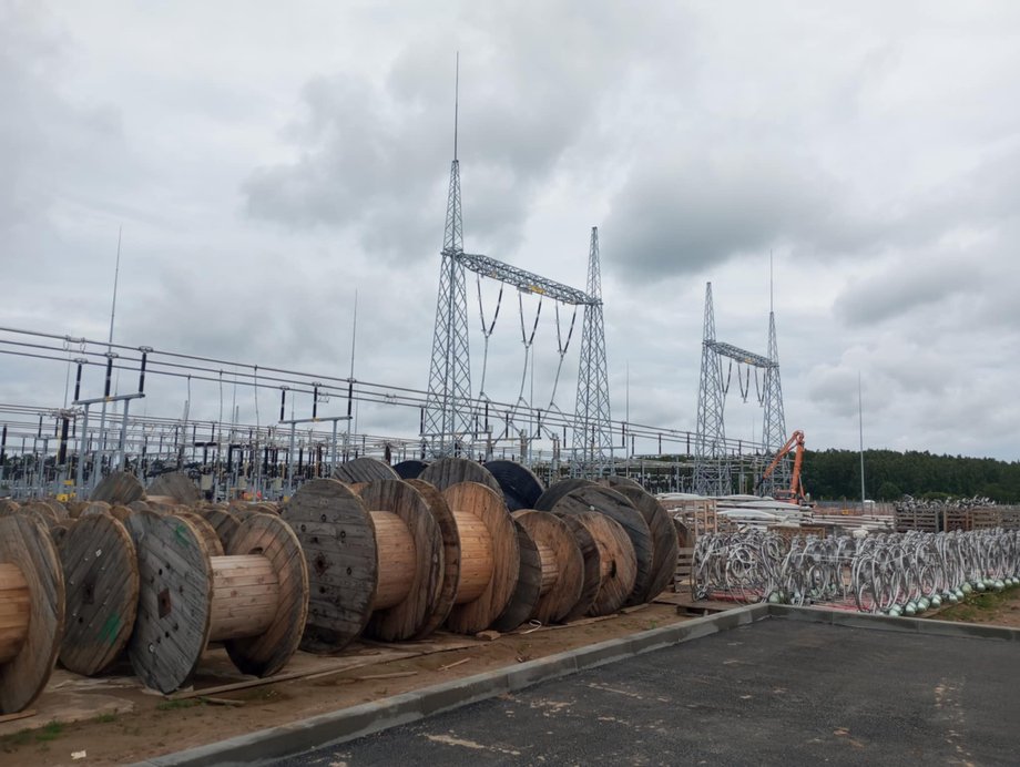 Construction of the station will use 250 km of cables