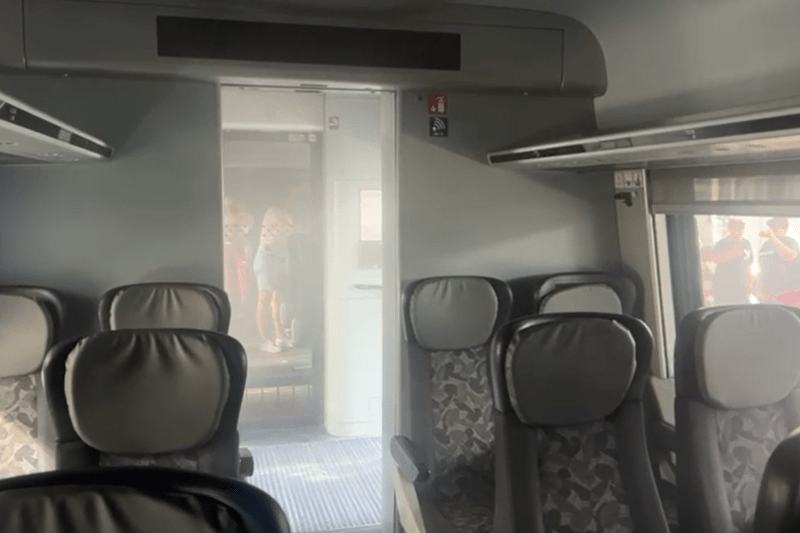 Serious video on the Bucharest - Brașov route: Astra Trans Carpatic Private Train, filled with flames. Passengers evacuated alone