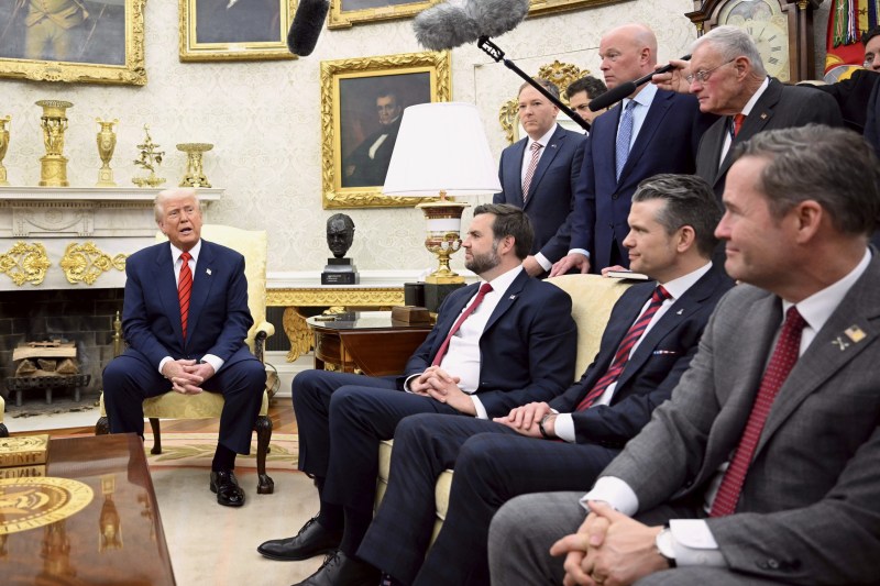 Donald Trump with officials from his administration. Photo: Profimedia