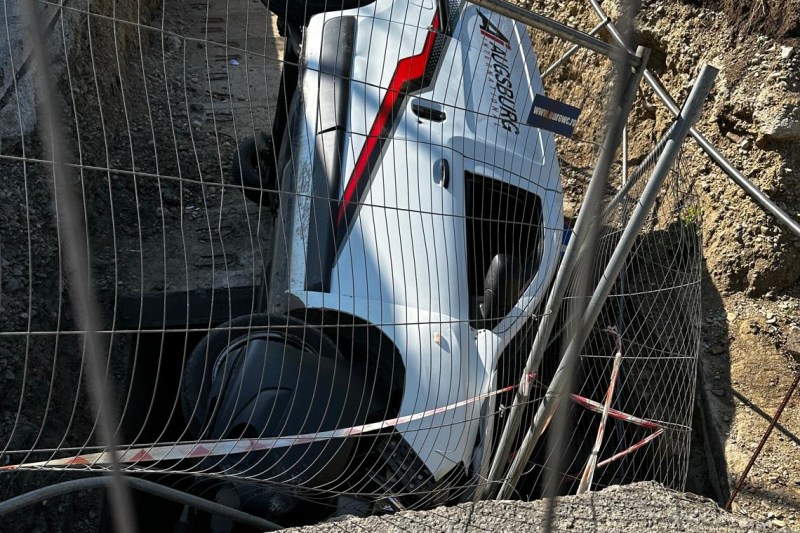 PHOTO A driver arrived at the hospital after falling by car in a pit signaled in Bucharest