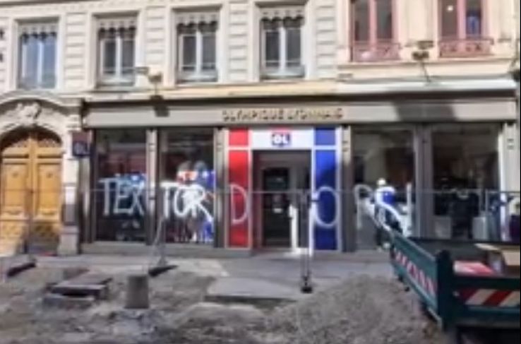 The messages displayed all over the city by Lyon's fans against the club owner, John Textor / Photo: X