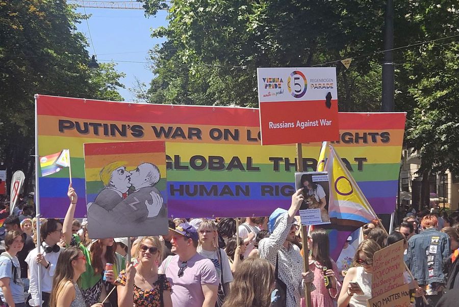 Gigi, where is Agheasma? I attended Vienna Pride, where I saw people-people, men covered only with ... a sock, children and thousands of people in eccentric clothing