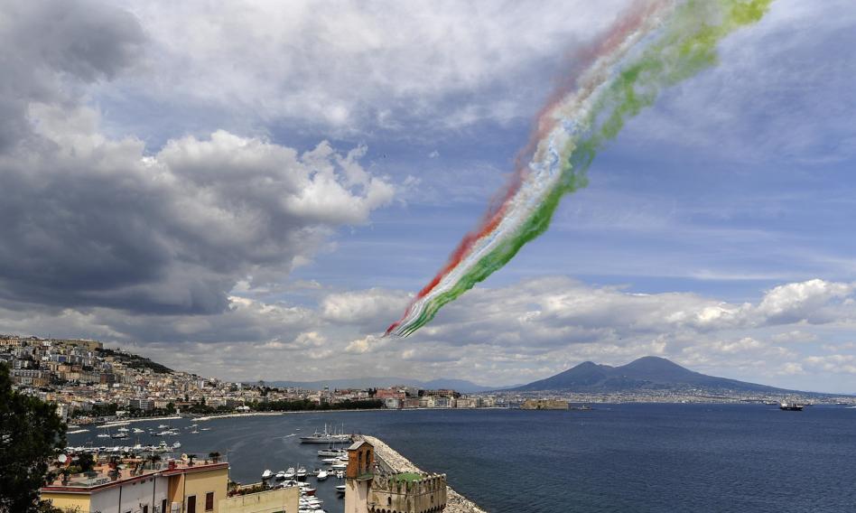 The mayor of Naples calls for regulations that will limit excessive tourism. 