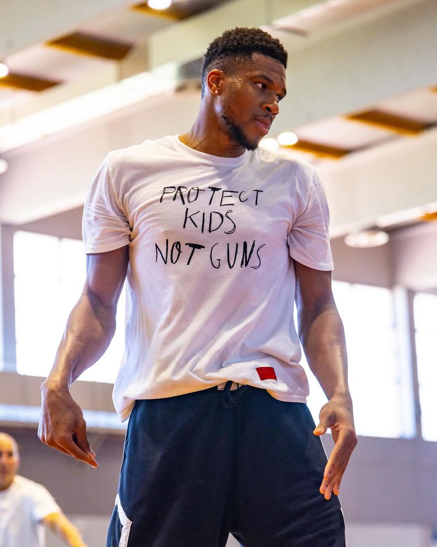 Giannis's shirt during a workout with Thanasis and Kostas's brothers Sport, social phenomenon: Examples Faroe Islands, Bodo/Glimt and Giannis Atetokounpo