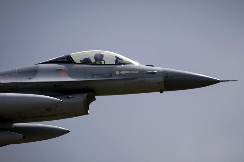 Ukraine, under total siege. Massive air attack, a f-16 hunting plane