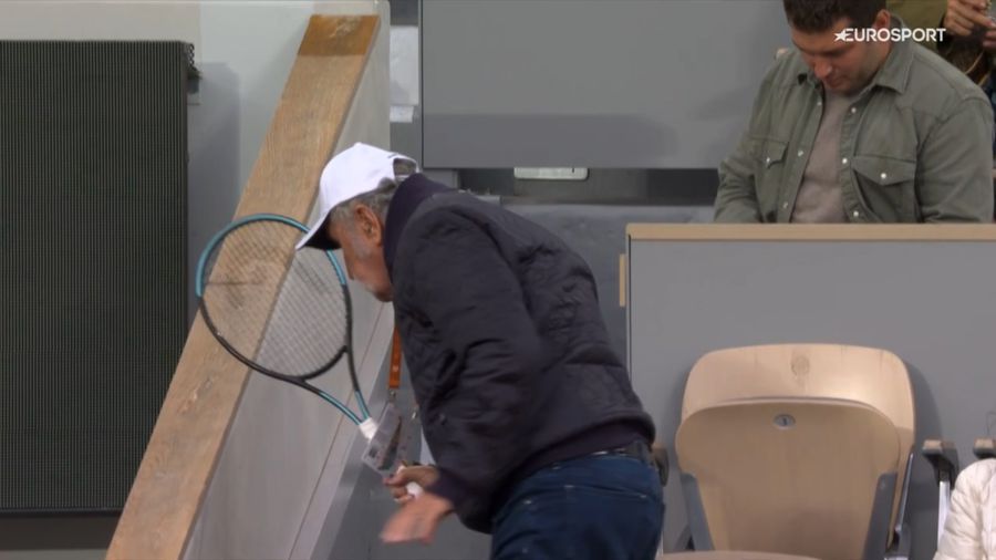 Amazing moment on Philippe-Catrier! Ion Țiriac jumped to aid to Alexander Zverev and played the role of intermediary