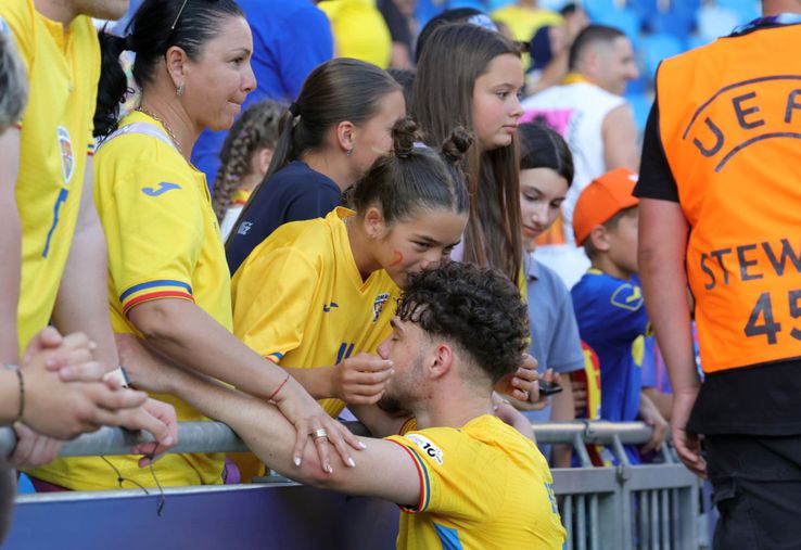 Andrei Borza, comforted by the family after the match with Spain / Photo: Ionuț Iordache (GSP)