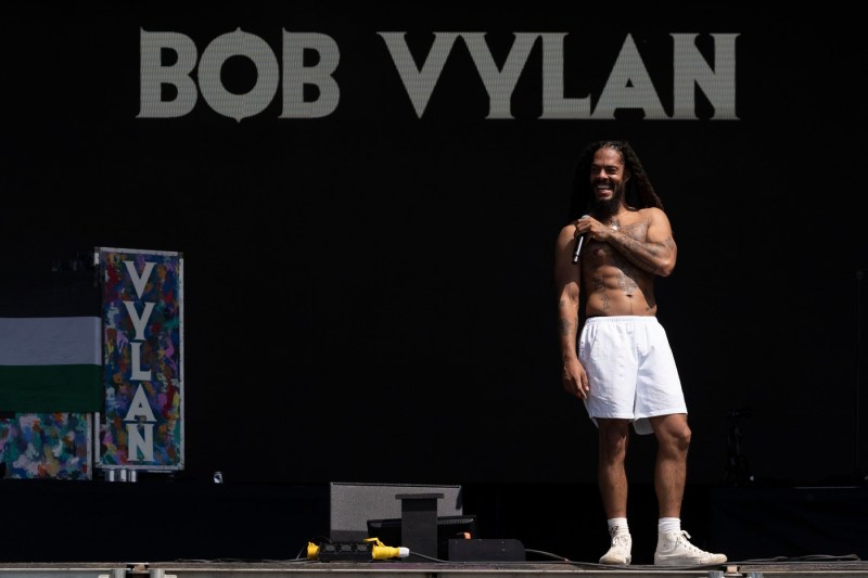 Video Huge Scandal after a concert at the Glastonbury Festival was broadcast live on the BBC