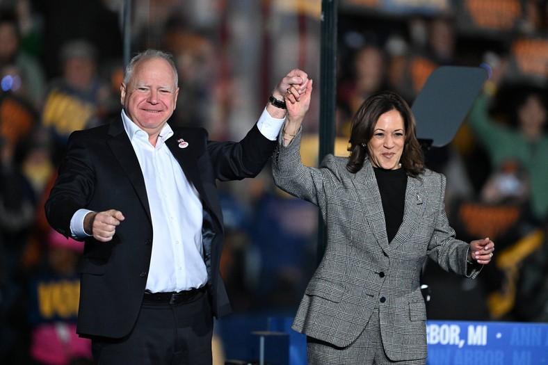 Tim Walz and Kamala Harris during the election rally. Ann Arbor, October 28, 2024