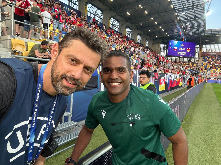 Alexis Herrera, the referee of the Czech Republic U21 - Germany U21, and the GSP photoreporter Ionuț Iordache Unmoved moment! What did the referee of the Czech U21 - Germany U21 ask for the GSP photoreporter