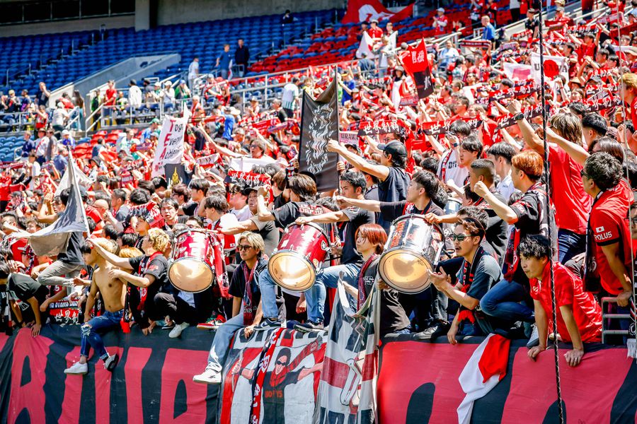 Forget Boca and River! Under the eyes of Chivu, Urawa Red Diamonds's gallery offered a fabulous representation