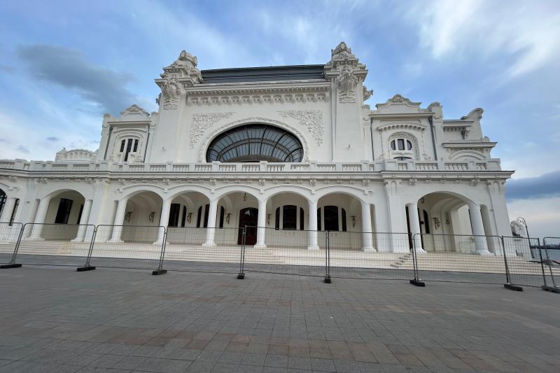 Images with the Casino from Constanta vandalized shortly after the inauguration. Freshly restored walls were hit with their feet