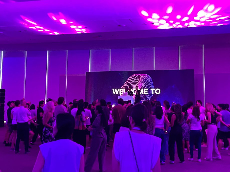 Participants of the summit went to the dance floor when the morning enthusiastic dances began. I also succumbed to social pressure and got up from the chair