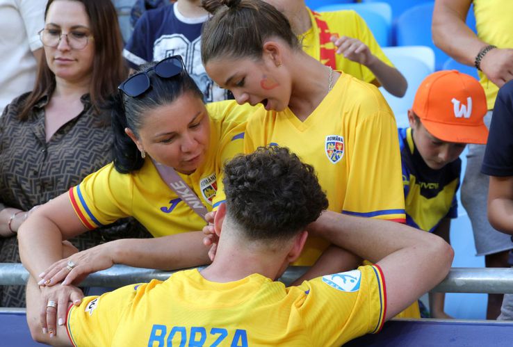Andrei Borza, comforted by the family after the match with Spain / Photo: Ionuț Iordache (GSP)