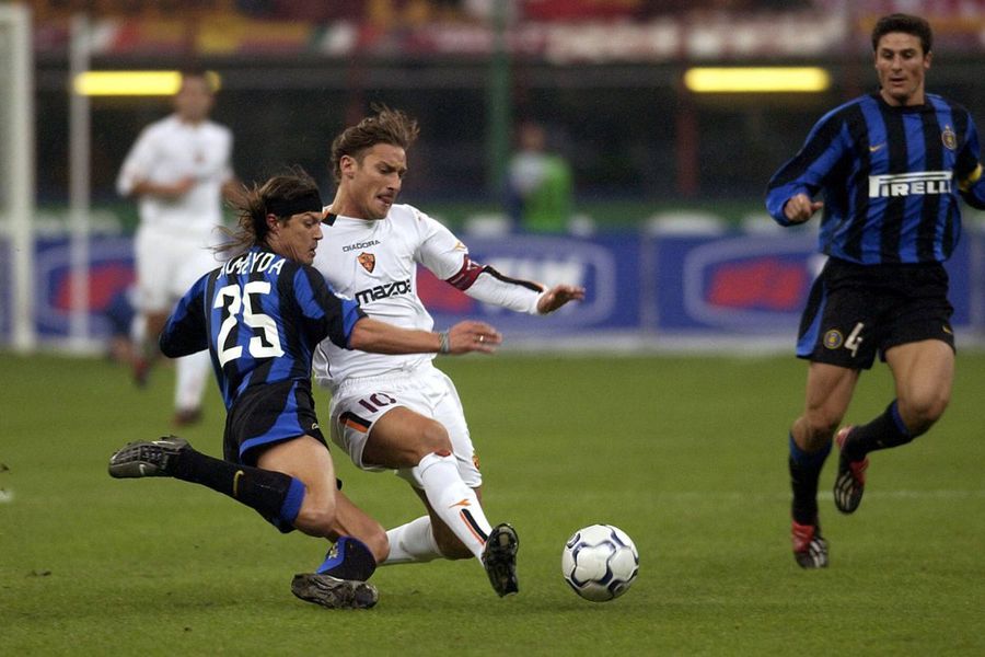 Matias Almeyda (Inter), in a duel with Francesco Toti, Captain Rome, in October 2003 / Photo: Imago The former opponent of Chivu and Mutu makes disturbing confessions:
