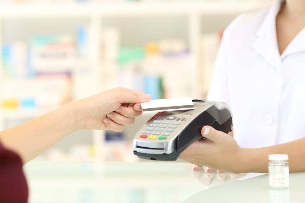 Payment by card in a pharmacy. Photo: Antonio Guillem | Dreamstime.com