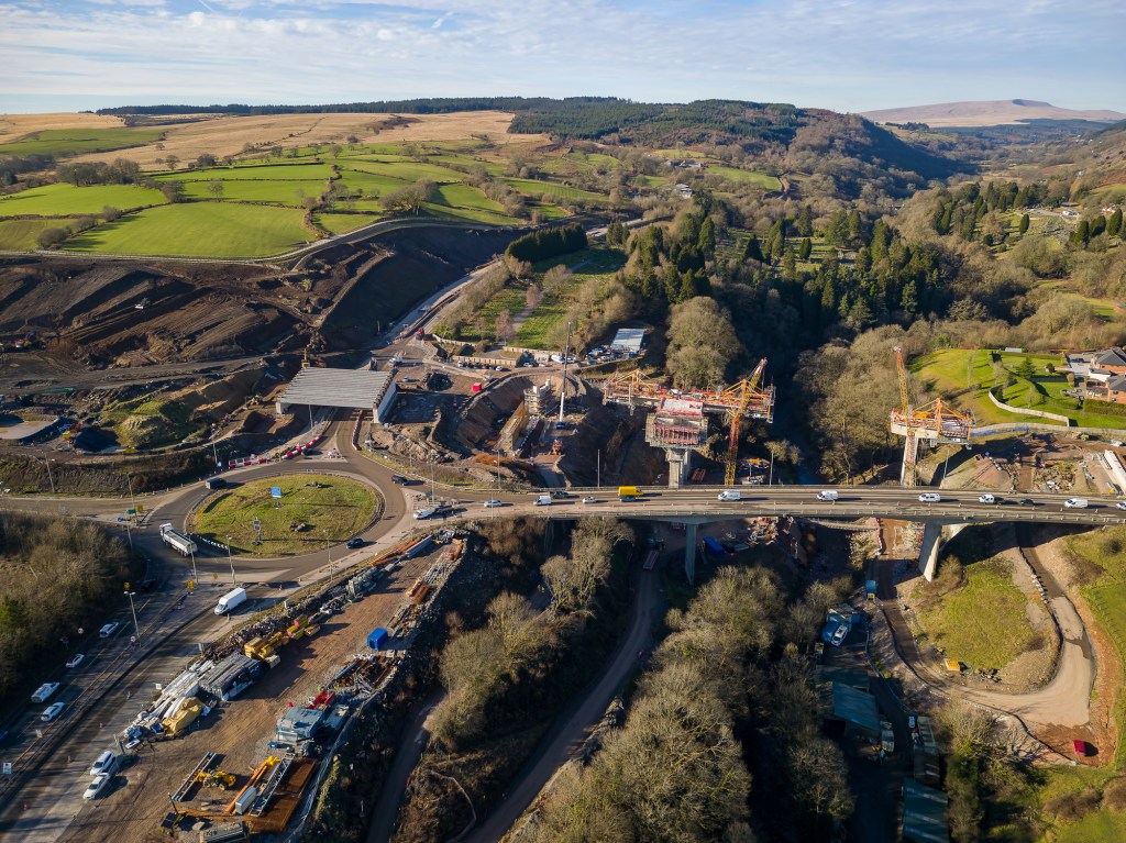 Works to make a new bridge on the road A465 / Source: Whitcomberd | Dreamstime.com