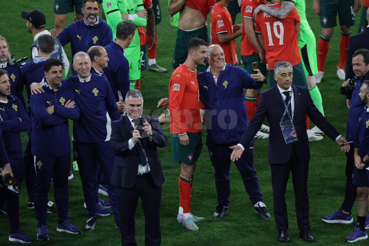 Cristiano Ronaldo made a selfie with the people of the photo staff: Ionuţ Iordache (GSP)
