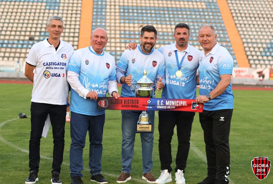 Eugen Cosma, first from left to right, celebrating promotion of glory // Photo: Facebook @ Gloria Bistrița Cristi Pustai, confirmed at Gloria Bistrița! News about the stadium, the right of promotion and track records
