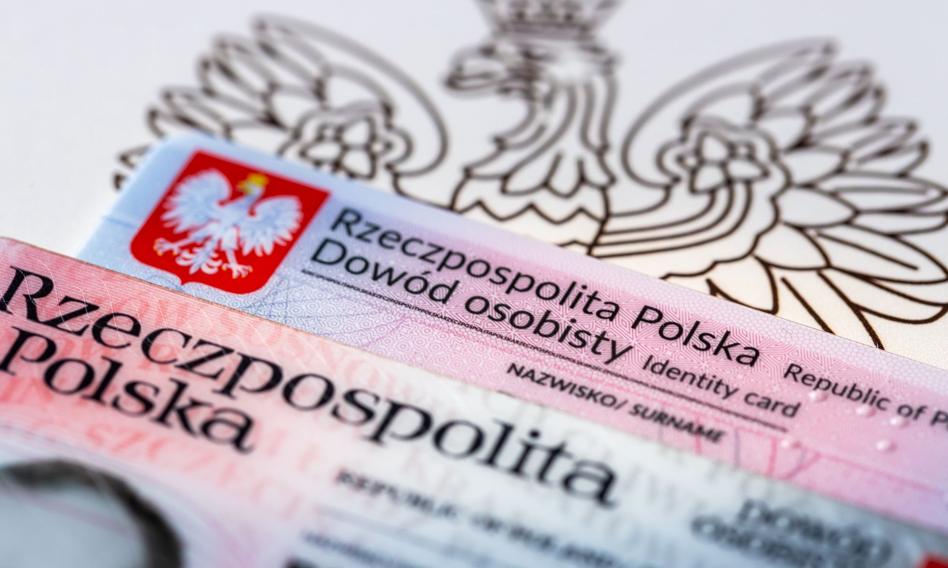 You will not have to inform the bank about the replacement of your ID card. Companies and institutions will get access to state registers