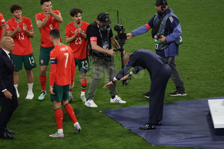 Pepe brought the trophy and bowed in front of Lusitan players Photo: Ionuţ Iordache (GSP)